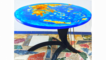 Το απέραντο γαλάζιο της Ελλάδας σε ενα τραπέζι από υγρό γυαλί